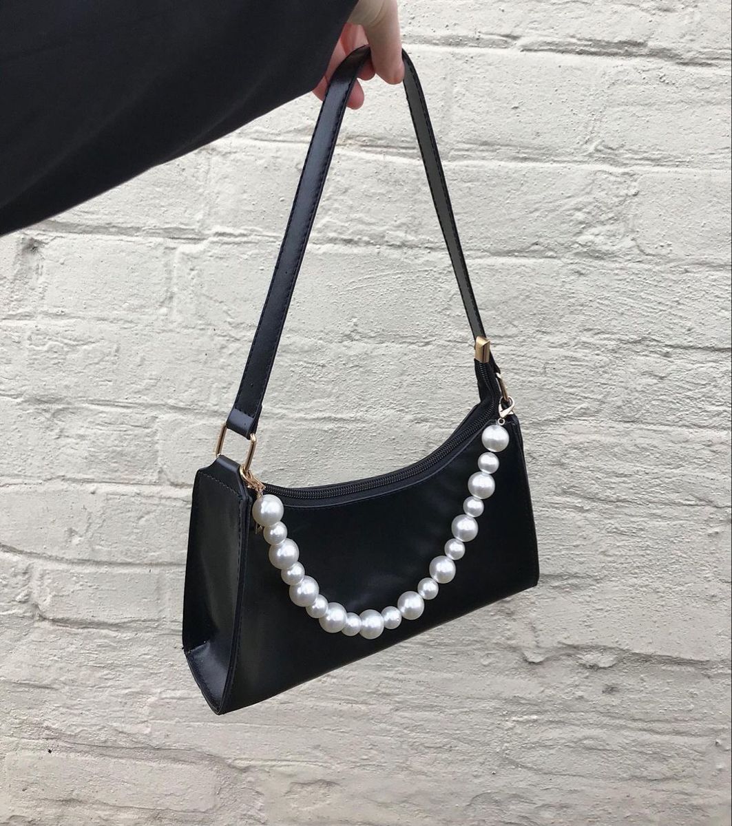 Exquisite Elegance: The White Pearl-Strap Beauty - A Stunning Women's Handbag